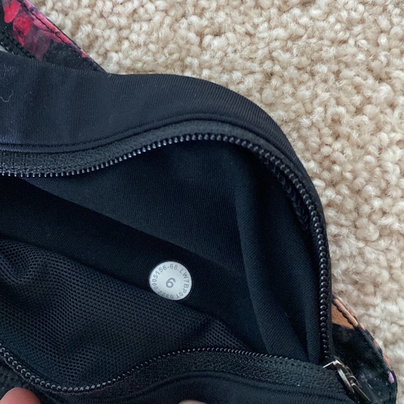 Speed up Lululemon shorts. Size 6. - Picture 3 of 6